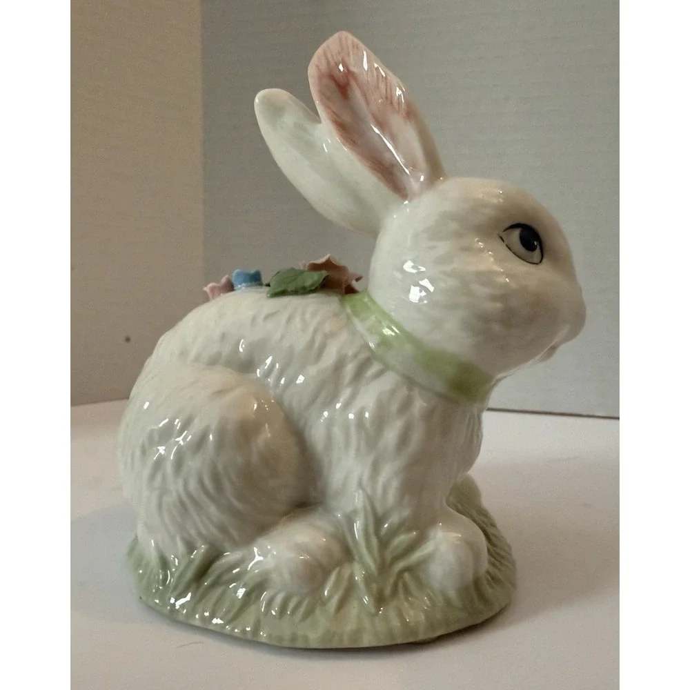 Vintage Heritage House Porcelain Bunny Music Box Floral Grandma 